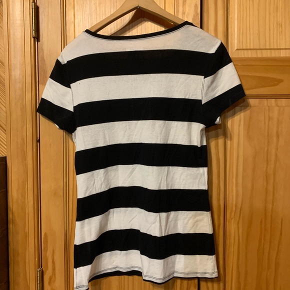 Black and white Old navy tee Large - Picture 2 of 3